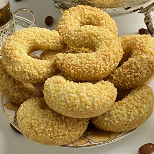 "Tcharek el Ariane, gâteau algérien traditionnel, garni d'amandes et parfumé à la fleur d'oranger, pâtisserie orientale disponible en France, à commander sur notre site.