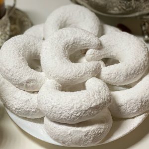 Cornes de gazelle – Pâtisserie orientale algérienne avec pâte d'amande parfumée à la fleur d'oranger