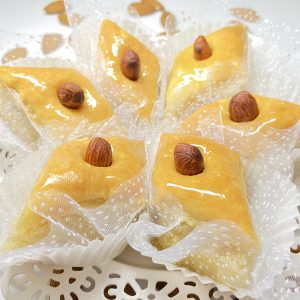 Baklawa algérienne traditionnelle, une pâtisserie orientale délicieuse avec des couches croustillantes de pâte, des amandes et un parfum de fleur d'oranger