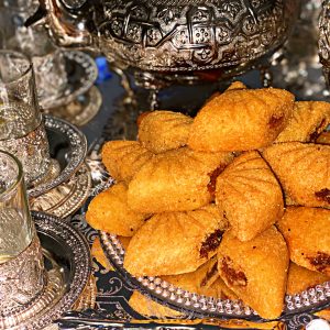 Makrouts aux dattes, pâtisserie orientale algérienne traditionnelle, délicatement préparée avec de la semoule et parfumée à la fleur d'oranger