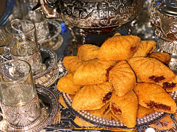Makrouts aux dattes, pâtisserie orientale algérienne traditionnelle, délicatement préparée avec de la semoule et parfumée à la fleur d'oranger