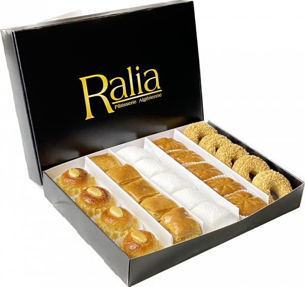 Coffret à offrir d’assortiment de pâtisseries orientales algériennes (corne de gazelle, baklawa, makrout el louz, makrout et dziriettes)