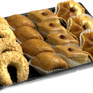 Assortiment de pâtisseries orientales aux 4 saveurs (corne de gazelle, baklawa, makrout et tartelettes aux amandes)