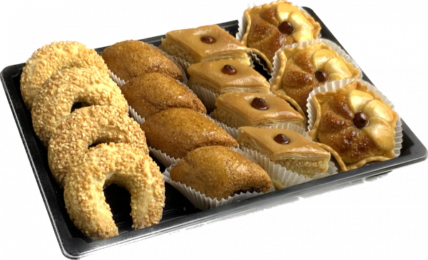 Assortiment de pâtisseries orientales aux 4 saveurs (corne de gazelle, baklawa, makrout et tartelettes aux amandes)