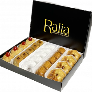 Coffret d’assortiment de pâtisseries orientales Algériennes (mchawek, baklawa, corne de gazelle, makrout, tartelettes aux amandes)