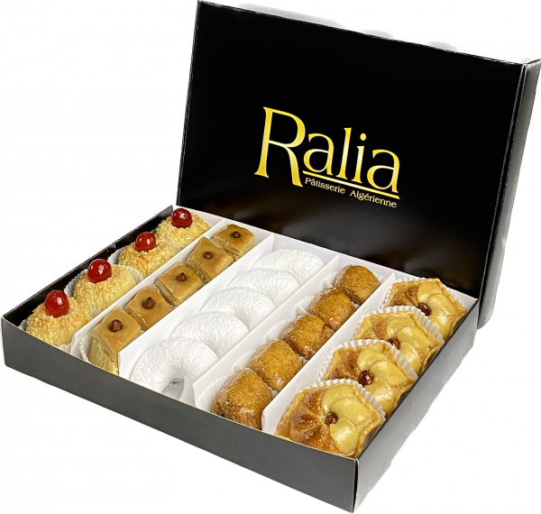 Coffret d’assortiment de pâtisseries orientales Algériennes (mchawek, baklawa, corne de gazelle, makrout, tartelettes aux amandes)