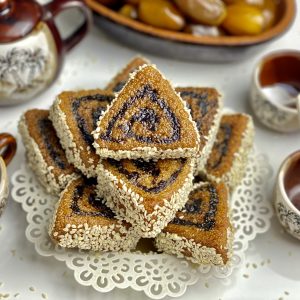Makrout Triangle aux Sésames – Pâtisserie orientale algérienne traditionnelle, délicieusement sucrée et croquante, idéale pour les moments gourmands en France .