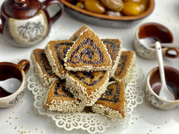 Makrout Triangle aux Sésames – Pâtisserie orientale algérienne traditionnelle, délicieusement sucrée et croquante, idéale pour les moments gourmands en France .