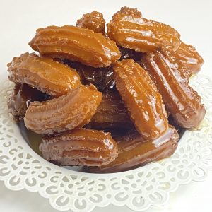 Zlabya, pâtisserie orientale sucrée à la fleur d'oranger, croustillante et moelleuse, disponible en France.