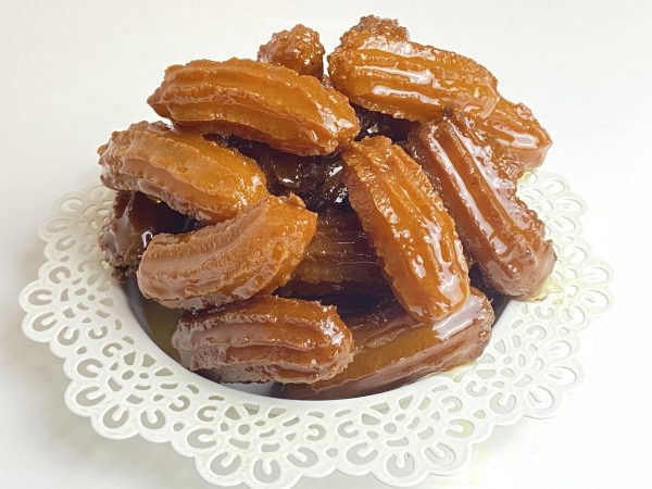 Zlabya, pâtisserie orientale sucrée à la fleur d'oranger, croustillante et moelleuse, disponible en France.
