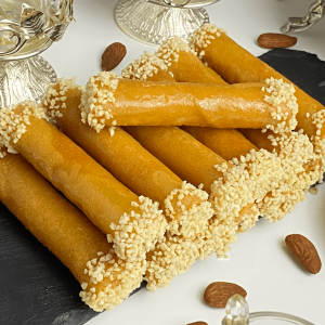 Cigare aux Amandes, pâtisserie orientale algérienne traditionnelle, réalisée avec des feuilles de brick croustillantes et une garniture d'amandes parfumées à la fleur d'oranger