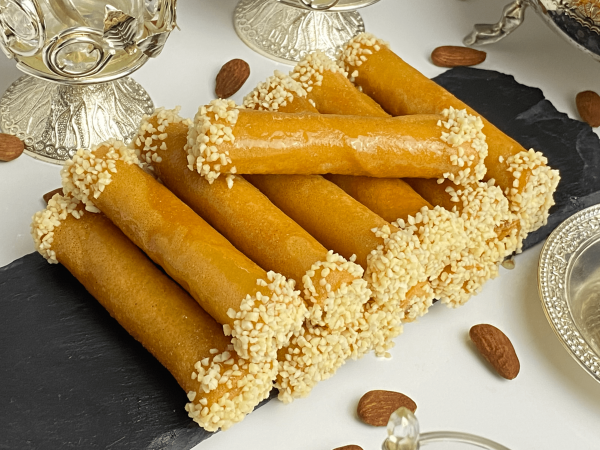 Cigare aux Amandes, pâtisserie orientale algérienne traditionnelle, réalisée avec des feuilles de brick croustillantes et une garniture d'amandes parfumées à la fleur d'oranger