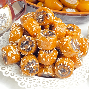 Mini makrouts aux dattes et sésames, pâtisserie orientale algérienne traditionnelle, délicatement sucrée et croquante, parfaite pour vos moments gourmands.