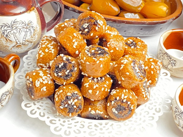 Mini makrouts aux dattes et sésames, pâtisserie orientale algérienne traditionnelle, délicatement sucrée et croquante, parfaite pour vos moments gourmands.