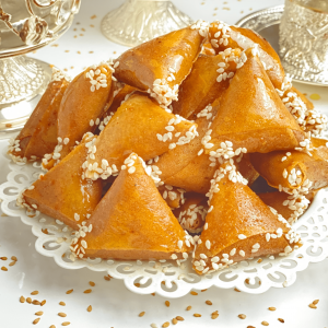 Samsa aux amandes et sésames, pâtisserie algérienne traditionnelle en forme de triangle, parfumée à la fleur d'oranger et à la cannelle