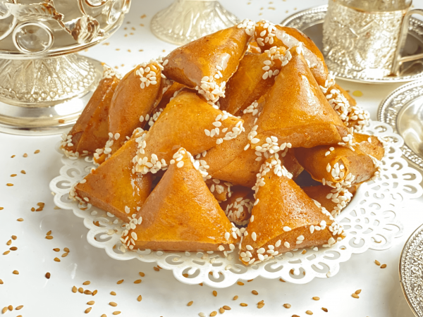 Samsa aux amandes et sésames, pâtisserie algérienne traditionnelle en forme de triangle, parfumée à la fleur d'oranger et à la cannelle